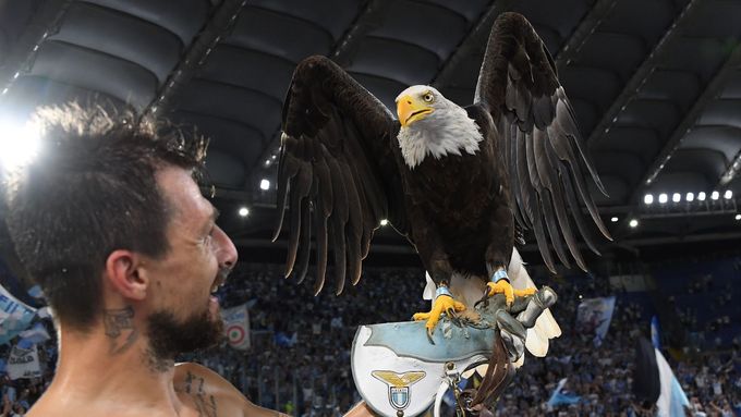 Fotbalista Francesco Acerbi s živým maskotem klubu Lazio Řím, orlem Olympia.