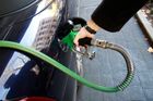 Benzin i nafta zlevňují. Nádrž je levnější jen o koruny