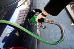 Benzin opět zlevňuje. Nejvíce zaplatí řidiči v Praze, nejméně ve východních Čechách