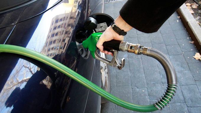 Rekord: benzin za 36, nafta ještě dražší