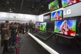Zakřivený televizor OLED představila i další jihokorejská skupina LG, úhlopříčka zařízení má 55 palců.