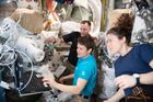 První tým astronautek nevystoupí z ISS do vesmíru. Není dost skafandrů o velikosti M