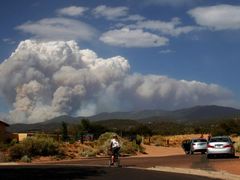 Jih USA sužují již přes měsíc obrovské lesní požáry - oblaka kouře v Arizoně.
