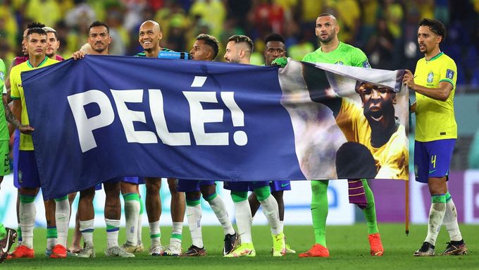 Brazilští fotbalisté s transparentem na podporu Pelého během MS v Kataru