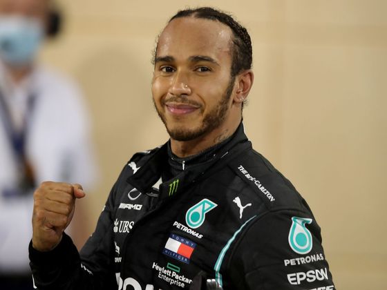Vítězné Hamiltonovy kvalifikace Pilot týmu formule 1 Mercedes Lewis Hamilton