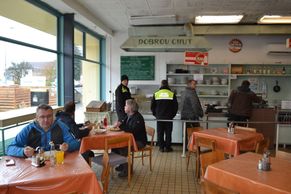 "Pohlreich by se oběsil." Retro bufet vaří podle starých norem a dělá kuře s broskví