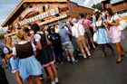 Návštěvníci úvodního dne 181. ročníku Oktoberfestu čekali na vstup již od brzkých ranních hodin.