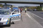 Opilý řidič zranil při honičce Prahou policistu
