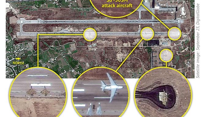 Satelitní fotografie ruských letadel na letišti Básila Asada v Latákíji.