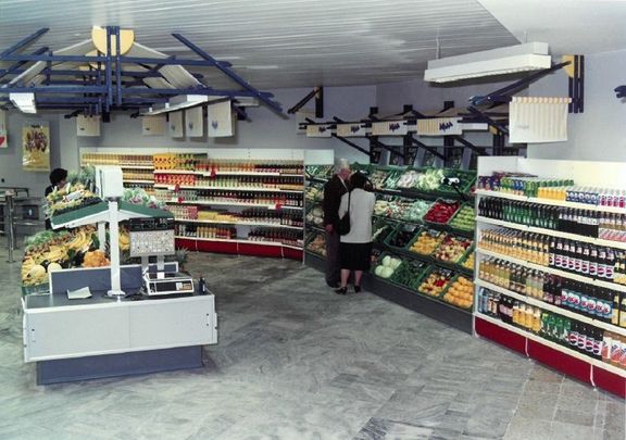 Sortiment supermarketu Mana na počátku 90. let.