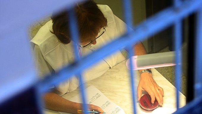 Odsouzení doktoři budou moci za mřížemi pokračovat v lékařské praxi. (ilustrační foto)