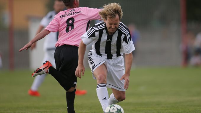 Bujná hříva blonďatých vlasů, černobíle pruhovaný dres. Pavel Nedvěd hrál jako za mlada, jen nebojoval za Juventus, ale za rodnou Skalnou.