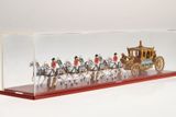 Model královského kočáru v průhledné krabičce, který je dodáván v ceně a je možné z něj kočár i s koňmi vyjmout.