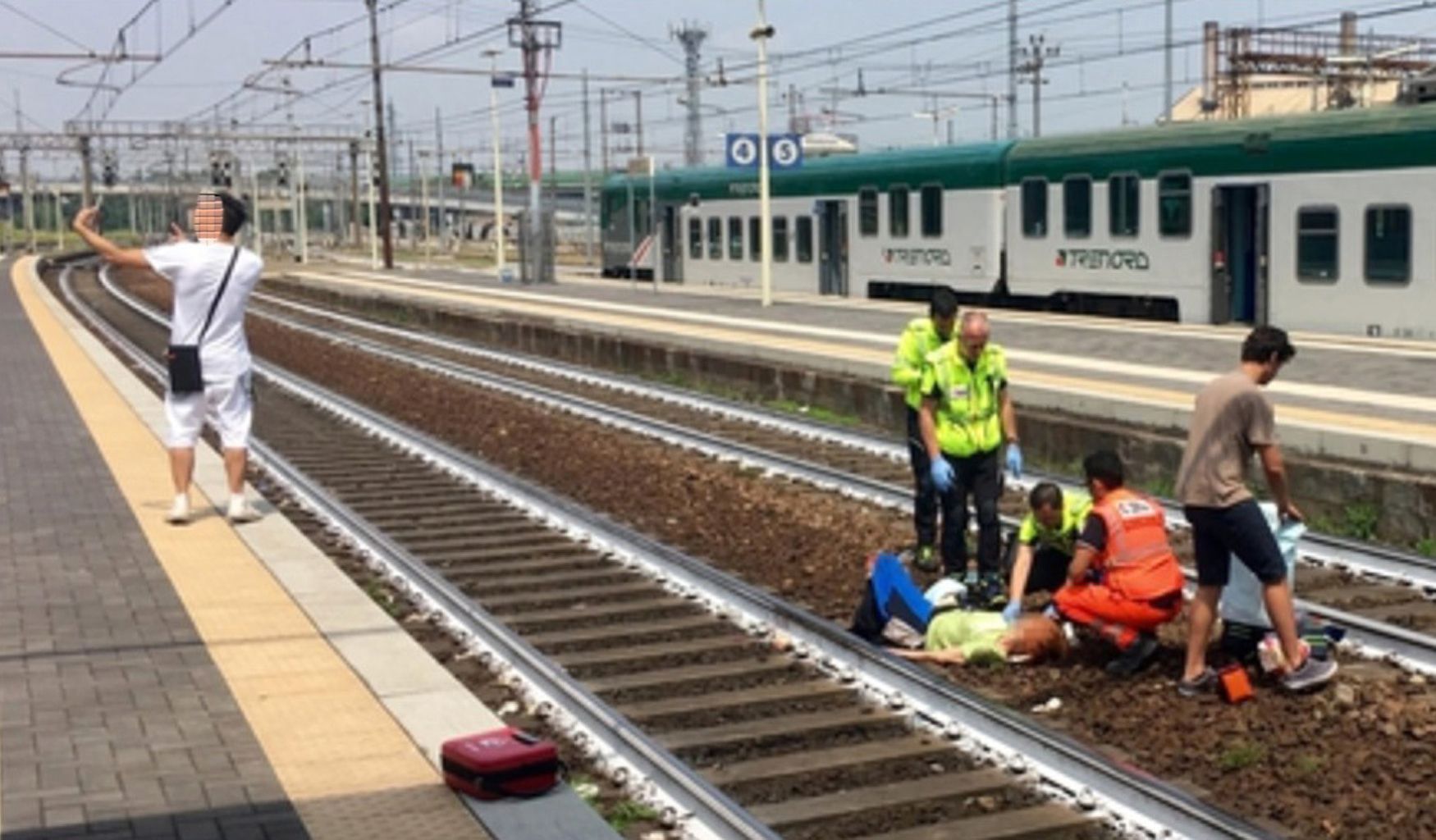 Mladík fotí selfie s nehodou na nádraží v Piacenze