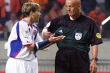 Jedno z největších zklamání si Nedvěd prožil na Euru 2000. Ve svém vstupním utkání Češi podlehli v amsterdamské Aréně domácím Nizozemcům 0:1, když sudí Pierluigi Collina nařídil v samém závěru diskutabilní penaltu. A právě ta rozhodla.