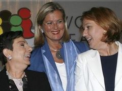 Bývalá palestinská poslankyně Hanan Ašráwíová, rakouská ministryně zahraničí Ursula Plassniková a šéfka izraelské diplomacie Cipi Livniová. 