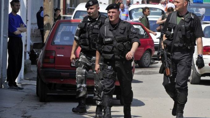 Na volební místnosti dohlížela makedonská policie, přesto jeden člověk zahynul a devět dalších bylo postřeleno.