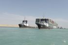 Foto: Konec zácpy u Suezu. Průplav zdolala poslední loď čekající ve frontě