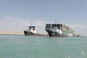 Bloudění obra Ever Given Suezem po měsících končí. Egypt povolil lodi konečně odplout