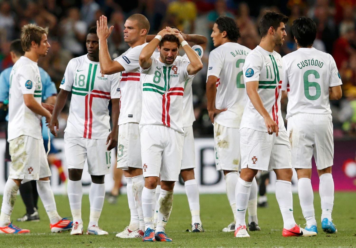 Portugalští fotbalisté jsou zklamaní po prohraném semifinálovém utkání Eura 2012 mezi Portugalskem a Španělskem.