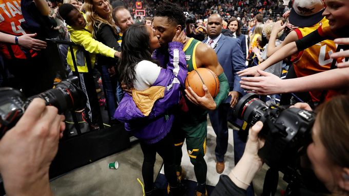 Za výkon proti Milwaukee si basketbalista Utahu Donovan Mitchell zasloužil polibek od přítelkyně Dejy Lightyové.