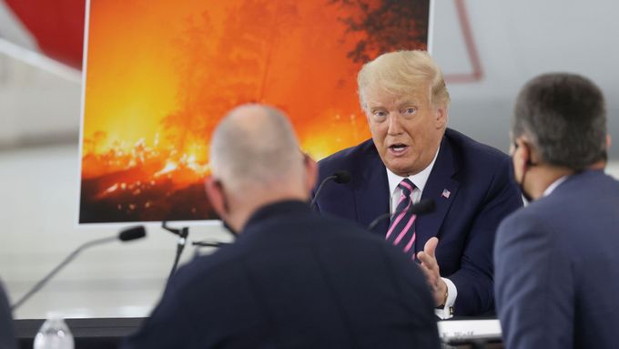 Americký prezident Donald Trump v polovině září na schůzce k lesním požárům v Kalifornii.