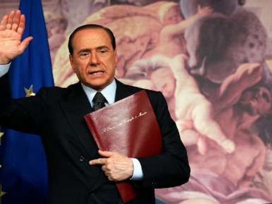 Infobox Osamocený Silvio Berlusconi pomalu odchází