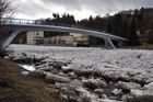 Bečva je plná ledu, pro přilehlé obce znamená hrozbu