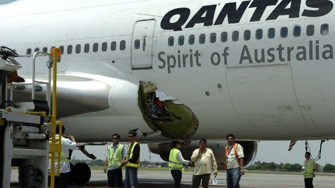 Cestující a posádka Qantasu měli velké štěstí. Přistáli i s velkou dírou v trupu.