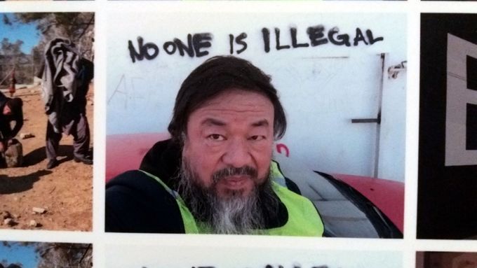 Ve Veletržním paláci v Praze vystavuje Aj Wej-wej nejen obří nafukovací člun, ale i tisíce vlastních fotografií s uprchlíky.