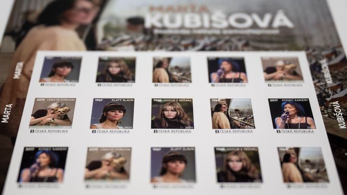 Česká pošta vydala 1. listopadu 2025 známky s portréty zpěvačky Marty Kubišové.