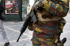 Voják v ulicích Bruselu. Vláda kvůli hrozbě teroristického útoku zvýšila pohotovost na nejvyšší stupeň.