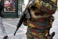 Belgický voják v ulicích Bruselu. Vláda kvůli hrozbě teroristického útoku zvýšila pohotovost na nejvyšší stupeň.