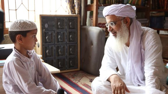 Záběr z filmu Mezi Věřícími. Vpravo Maulána Abdal Azíz.