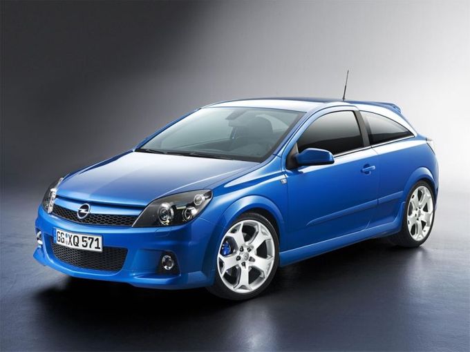 Opel Astra Essentia, cena: 380 - 530 tisíc  Motor: 1,4 Twinport Ecotech Emise: 144,5 g/km Šrotovné: ANO  Motor: 1,6 Turbo Ecotech Emise 185 g/km Šrotovné: NE