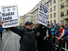 Přehlídku využil k demonstraci také muž protestující proti výstavbě americké radarové základny na území ČR.