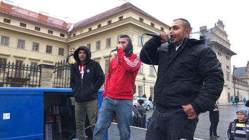 Před Pražškým hradem to žije rapem. Romští hudebníci protestují proti výrokům Miloše Zemana