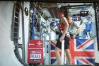 Britský astronaut se stal nejrychlejším mimozemským běžcem maratonu. Běžel na ISS, připoutaný k pásu