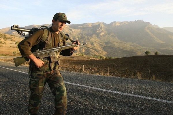 Turecký voják na iráckých hranicích