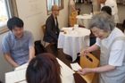 V Restauraci špatných objednávek v Tokiu roznáší jídlo lidé s demencí. Nikdo nikdy neví, co přinesou
