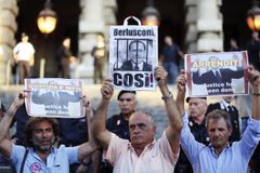 Berlusconiho čeká rok vězení, Itálii politická bouře