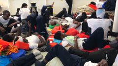 Plavidlo s více než 600 migranty v neděli odmítly přijmout Itálie i Malta. Nakonec se jich ujmou Španělé