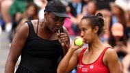 Venus Williamsová a Leylah Fernandezová (v červeném) ve čtvrtfinále čtyřhry US Open 2025