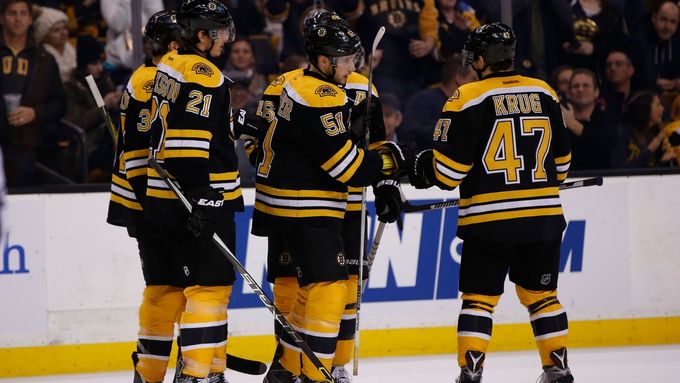 Radost hokejistů Bostonu z jedné ze tří branek v síti Pittsburghu.