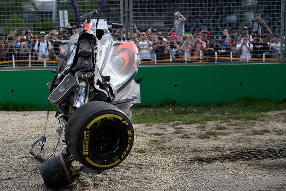Divoká havárie Fernanda Alonso během loňské GP Austrálie.