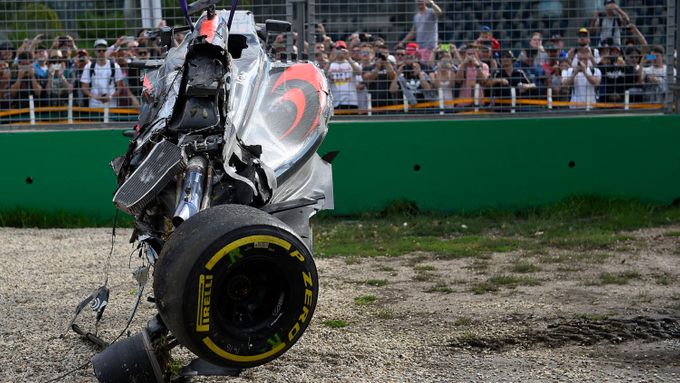 Zničený Alonsův McLaren po nehodě v Melbourne před pěti lety.