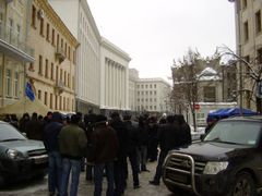 Janukovyčovci před prezidentským palácem. Už se nemohou dočkat, až se Juščenko bude stěhovat.