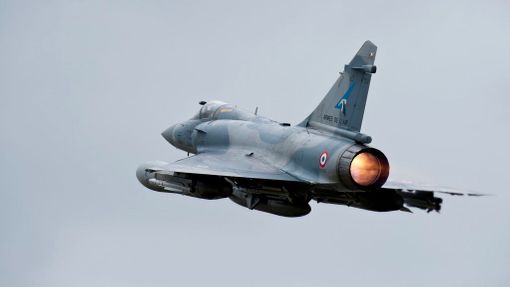 Snímek stroje Mirage 2000-5 zveřejnilo francouzské ministerstvo obrany.