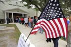 Záběr z prostranství před volební místností v Kissimmee na Floridě.