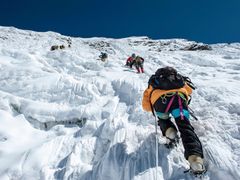 Horolezci v oblasti pod Mount Everestem.